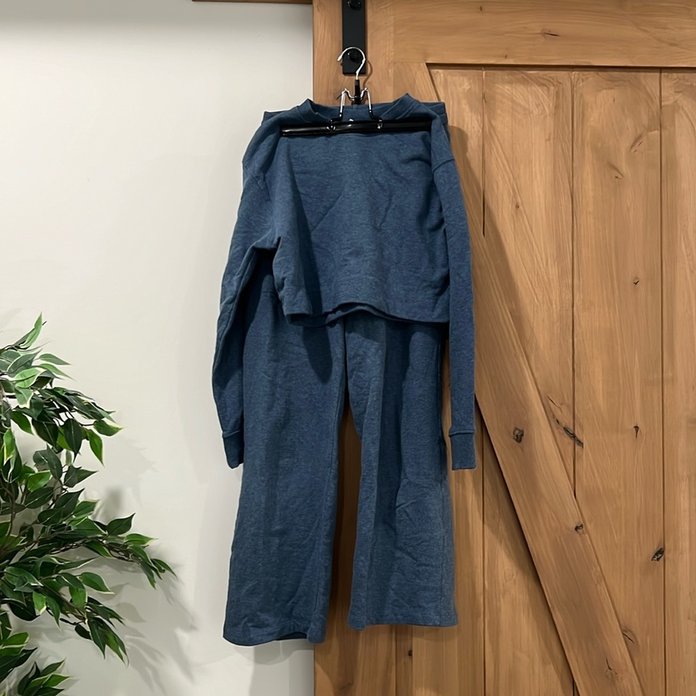 KOTN matching set “dusty blue” cropped sweatshirt and culotte sweatpants